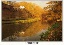 601982 Gezicht over de Stadsbuitengracht te Utrecht met de bomen in herfsttooi; links de Sterrenwacht (Zonnenburg 2).